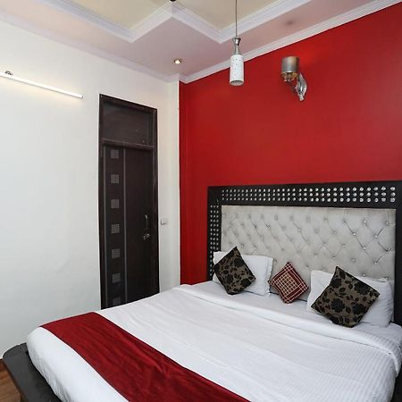 Oyo Stay The Castle Near M2K Cinemas Rohini New Delhi Buitenkant foto