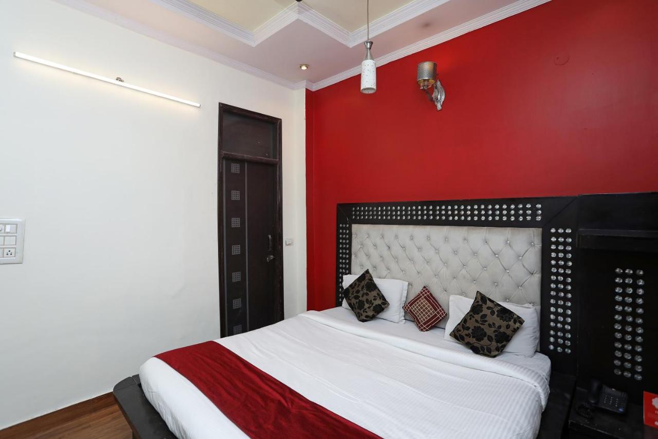Oyo Stay The Castle Near M2K Cinemas Rohini New Delhi Buitenkant foto